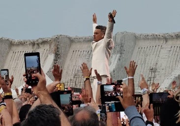 Robbie Williams' exclusive concert in Malaga port, in pictures