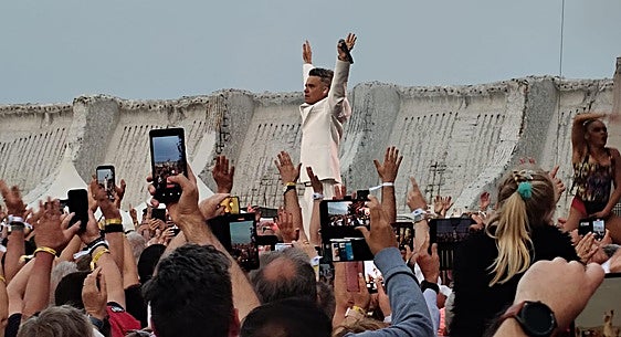 Robbie Williams' exclusive concert in Malaga port, in pictures