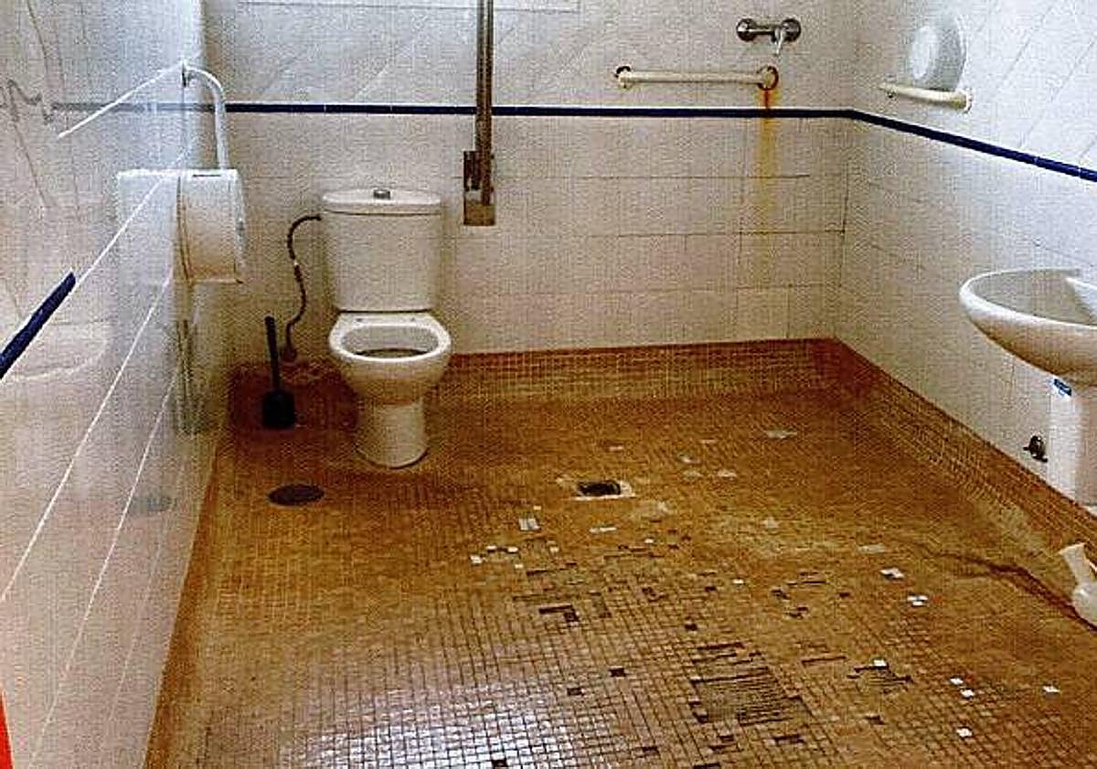 Imagen principal - Private care home in Malaga closed down due to serious hygiene concerns, in pictures