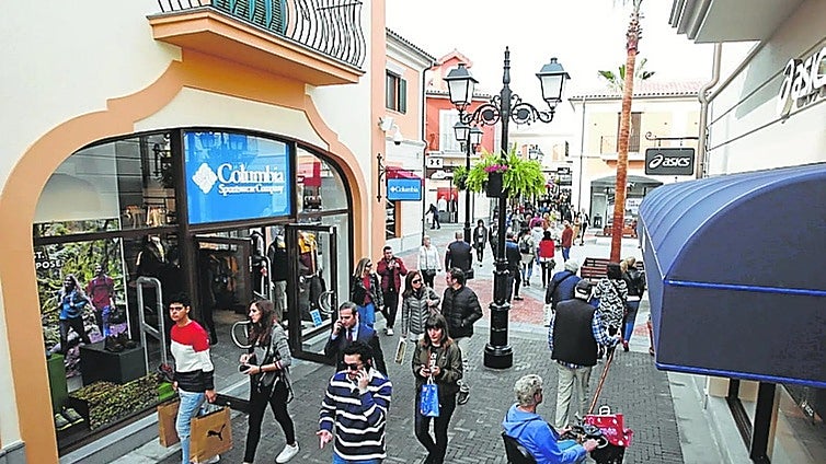 When will the major shops and retail parks in Malaga and along the Costa del Sol be open this Easter?