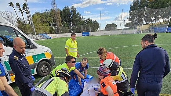 Man airlifted to hospital by helicopter after falling six metres from corrugated roof in Manilva