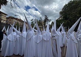 Nazarenos del Cautivo under a cloudy sky yesterday.