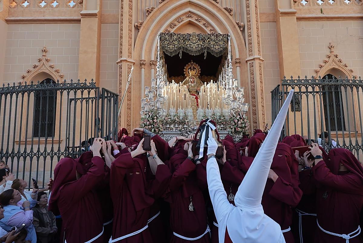 Imagen secundaria 1 - Malaga dodges the rain and celebrates a Palm Sunday full of processions, in pictures