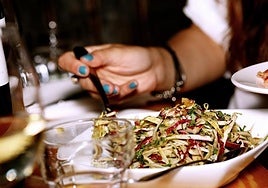 From the 'complimentary' shot to the QR code on the menu: common but not always legal practices in restaurants in Spain