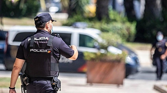 Two hooded men rob bank in Malaga and hold staff at gunpoint