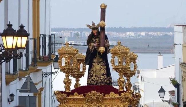 A moment from the procession of Nuestro Padre Jesús Nazareno through the streets of Ayamonte