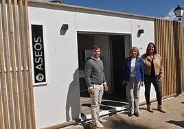 Marbella mayor Ángeles Muñoz presented the design for the new toilets.