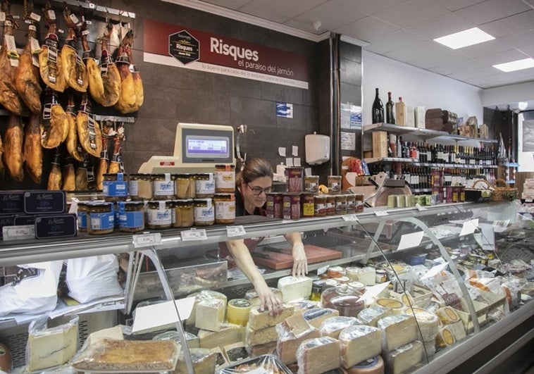 UK bans passengers from EU from carrying meat and dairy produce in bid to prevent spread of foot-and-mouth disease