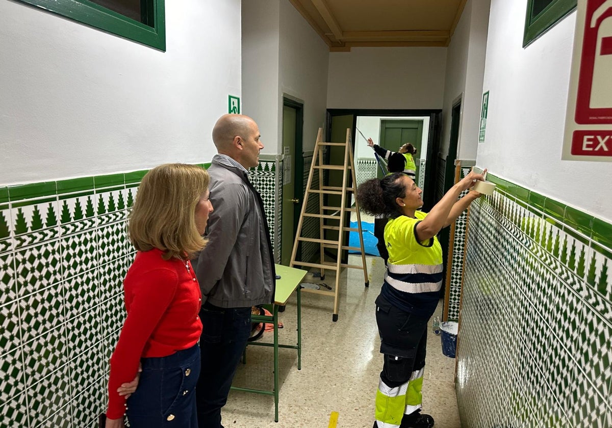 Fuengirola takes advantage of Junta's active employment plan to paint schools during Easter break