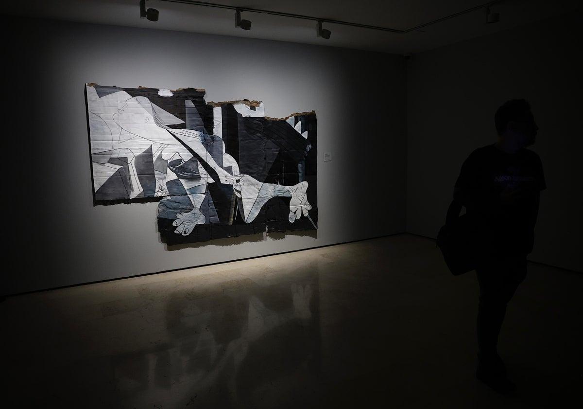 Imagen principal - A cardboard Guernica, torn to pieces and on display in Malaga