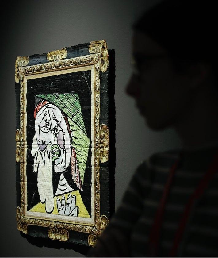 Imagen secundaria 2 - A cardboard Guernica, torn to pieces and on display in Malaga