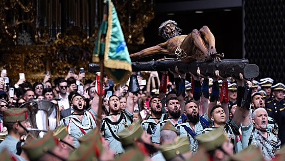 Watch as Spanish Legion soldiers disembark ship in Malaga for emotional Holy Week parade