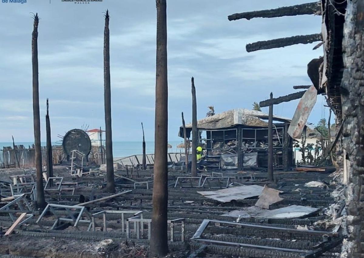 Imagen secundaria 1 - Huge blaze totally guts popular Costa del Sol beach bar, in photos and video