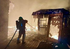 Huge blaze totally guts popular Costa del Sol beach bar, in photos and video