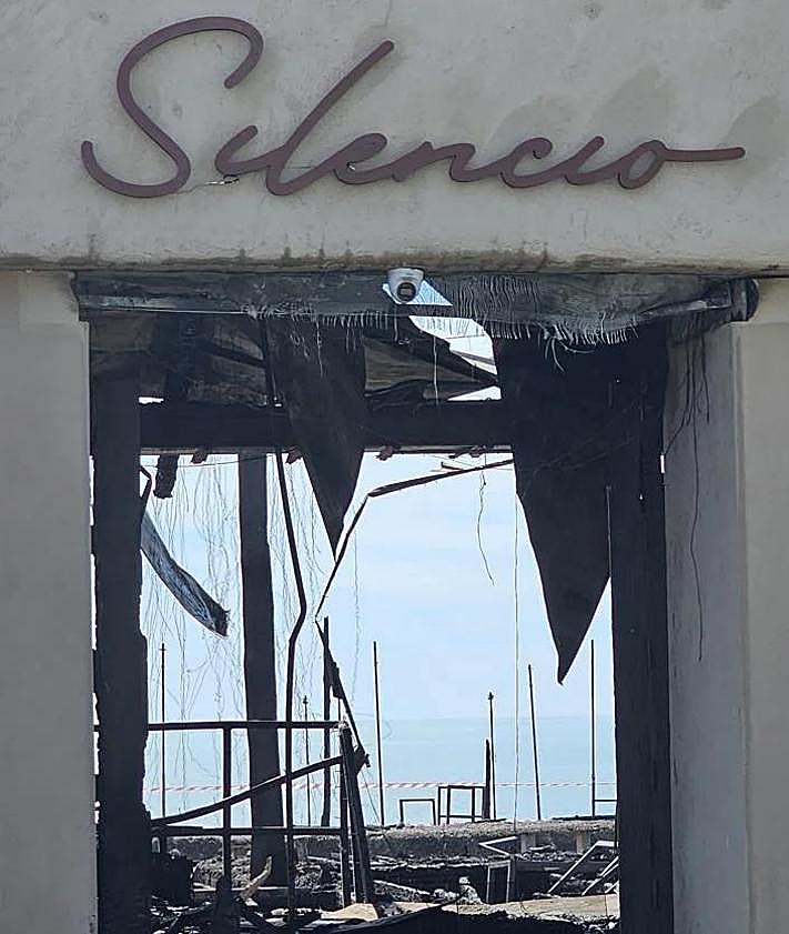 Imagen secundaria 2 - Huge blaze totally guts popular Costa del Sol beach bar, in photos and video