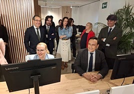 The Mayor of Fuengirola and the regional minister for innovation at the facilities of the new entrepreneurship centre.