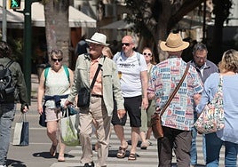 Short sleeves or jackets? Recent temperature fluctuations have confused people in Malaga.