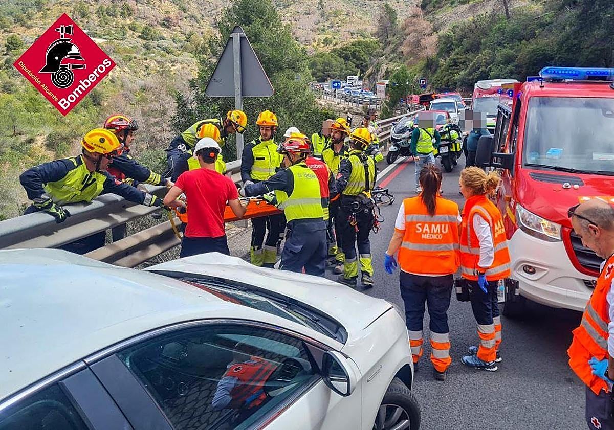 Imagen principal - Man dies and his 14-year-old son is injured after car crashes into group of cyclists on main road in Spain