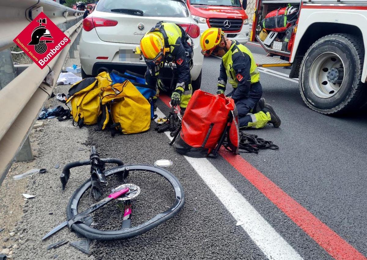 Imagen secundaria 1 - Man dies and his 14-year-old son is injured after car crashes into group of cyclists on main road in Spain