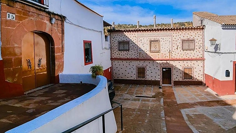 A jewel of the ocean: the unique house in Spain that is decorated with 45 million sea shells