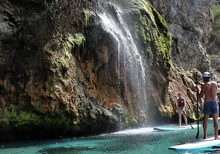 Photo of the Maro waterfall.