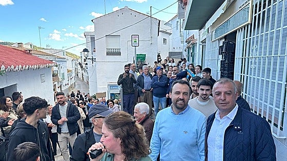 Residents protest against vote of no confidence in mayor of Malaga village
