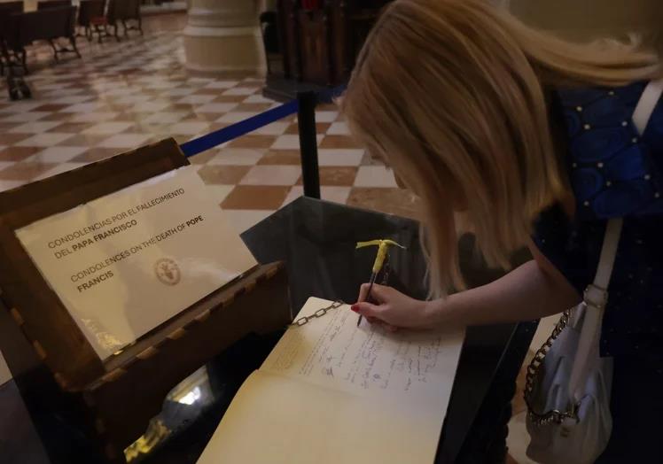Book of condolences in the Cathedral.