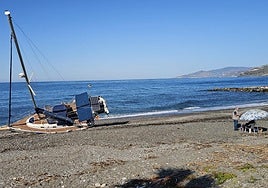 The sailboat that ran aground in La Rábita on Sunday morning.