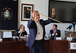 Mario Jiménez, with the mayor's staff.