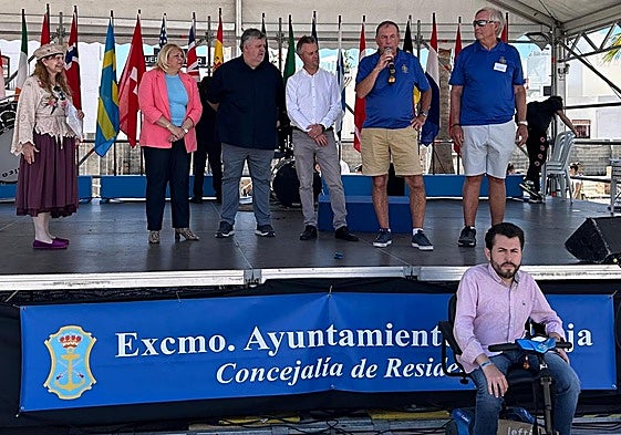 MC Paula Anthony, councilors Ana Maria Muñoz, Alberto Tomé, Javier López and Antonio López with the Royal British Legion Nerja.