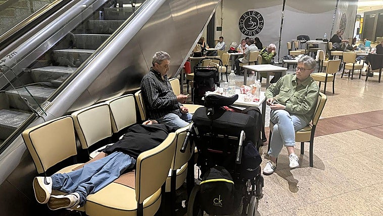 Odyssey during Spain's blackout: young man with cerebral palsy stranded at Malaga station