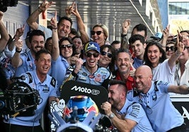 Álex Márquez celebrates the win with his team.