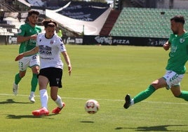 Antequera's Juanmi Carrión and Luismi Luengo in a defensive action on Sunday.