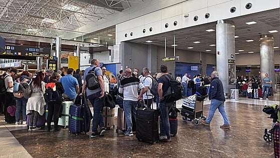 77 students from Malaga on a study trip stranded at Tenerife airport