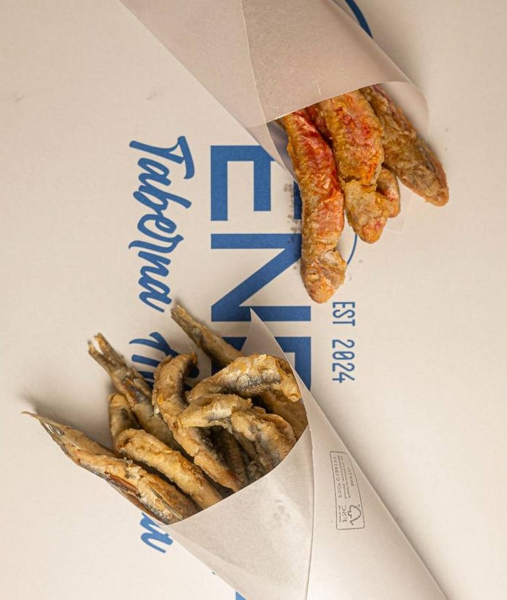 Imagen secundaria 2 - Eggs with pork cheeks and kimchi aioli, pulled meat toast with teriyaki sauce and spicy peppers, with cones of fried fish.