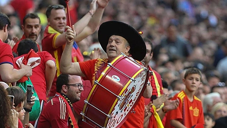 Avid football fan Manolo 'el del Bombo' dies aged 76