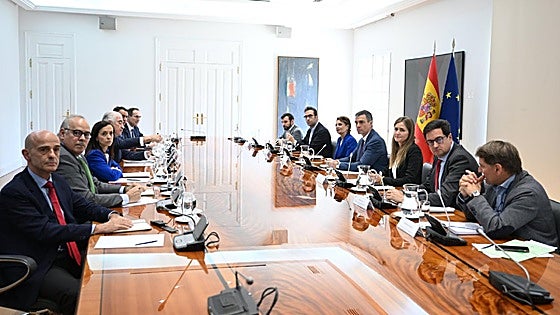 No answer yet as to what caused electricity grid to collapse in Spain