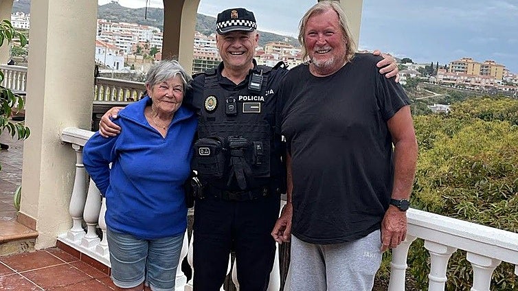 Courageous Local Police officers rescue German couple from house fire following power blackout in Spain