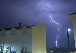 Image of a lightning strike in Coín.