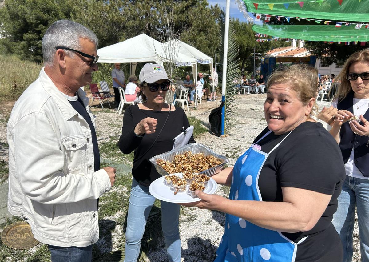 Imagen secundaria 1 - Traditional &#039;Día de las Cruces&#039; festival celebrated in the Axarquía