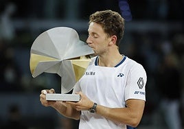 Casper Ruud kisses the trophy that confirms him as champion of the Madrid Masters 1000.