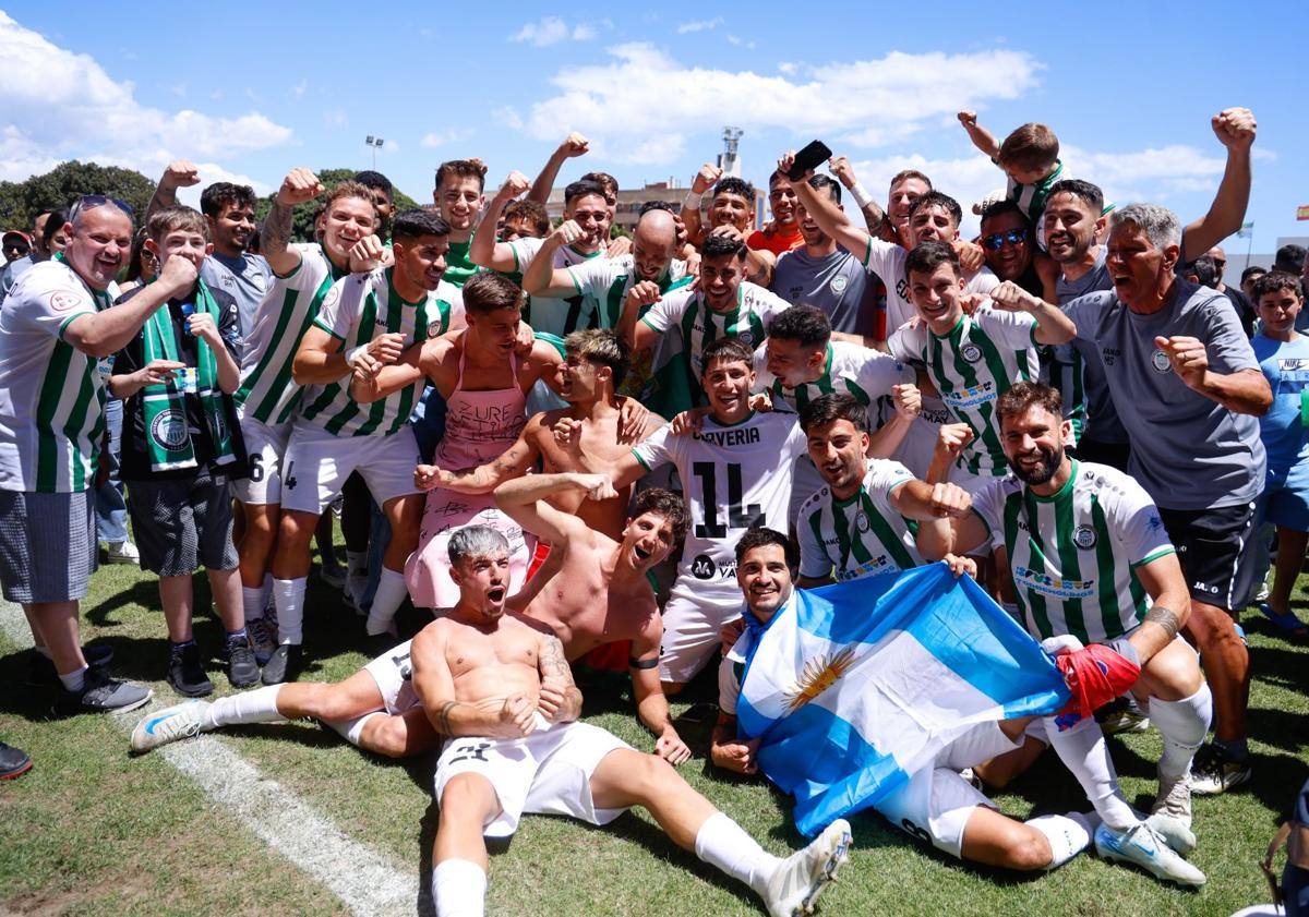 Imagen principal - Torremolinos football club makes history with promotion to Spain&#039;s Primera RFEF division