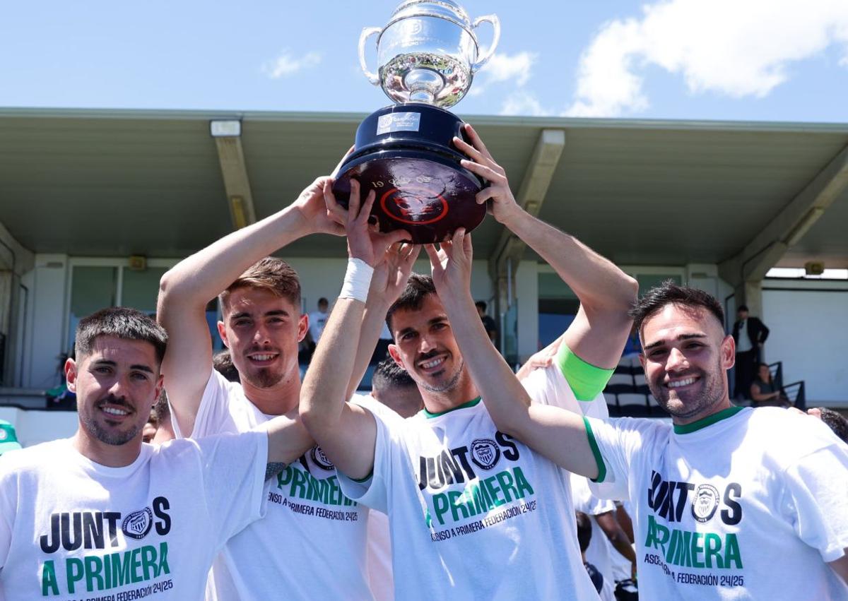 Imagen secundaria 1 - Torremolinos football club makes history with promotion to Spain&#039;s Primera RFEF division