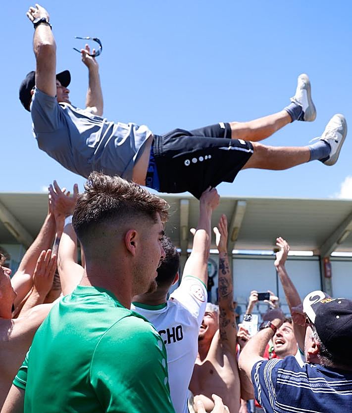 Imagen secundaria 2 - Torremolinos football club makes history with promotion to Spain's Primera RFEF division