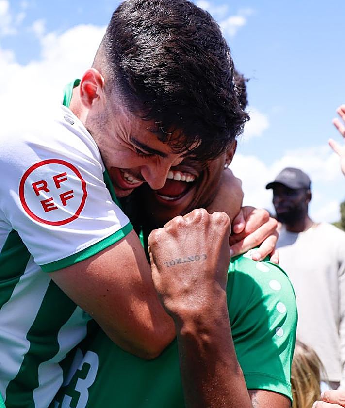 Imagen secundaria 2 - Torremolinos football club makes history with promotion to Spain's Primera RFEF division