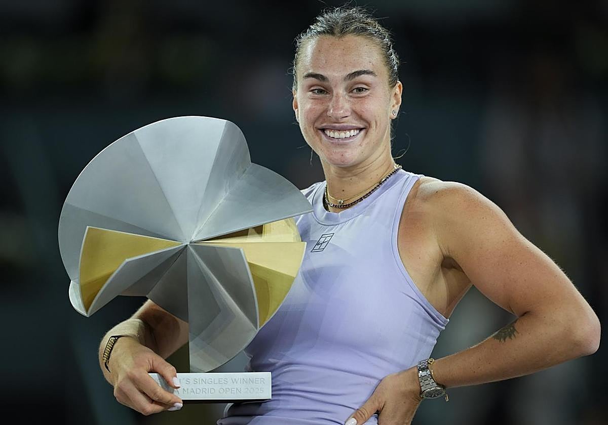 Aryna Sabalenka poses with the trophy marking her victory in the Madrid Masters 1000.