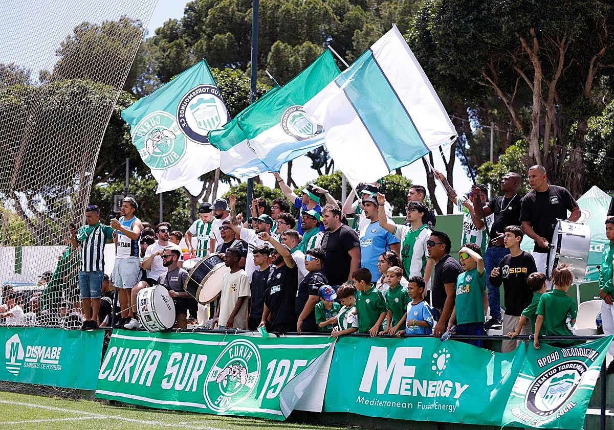 Imagen principal - Torremolinos football club makes history with promotion to Spain's Primera RFEF division