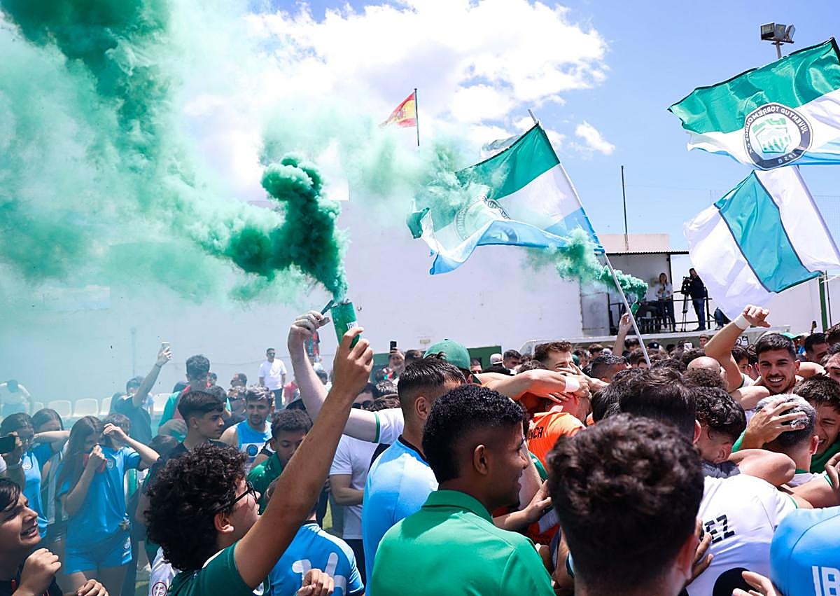 Imagen secundaria 1 - Torremolinos football club makes history with promotion to Spain's Primera RFEF division
