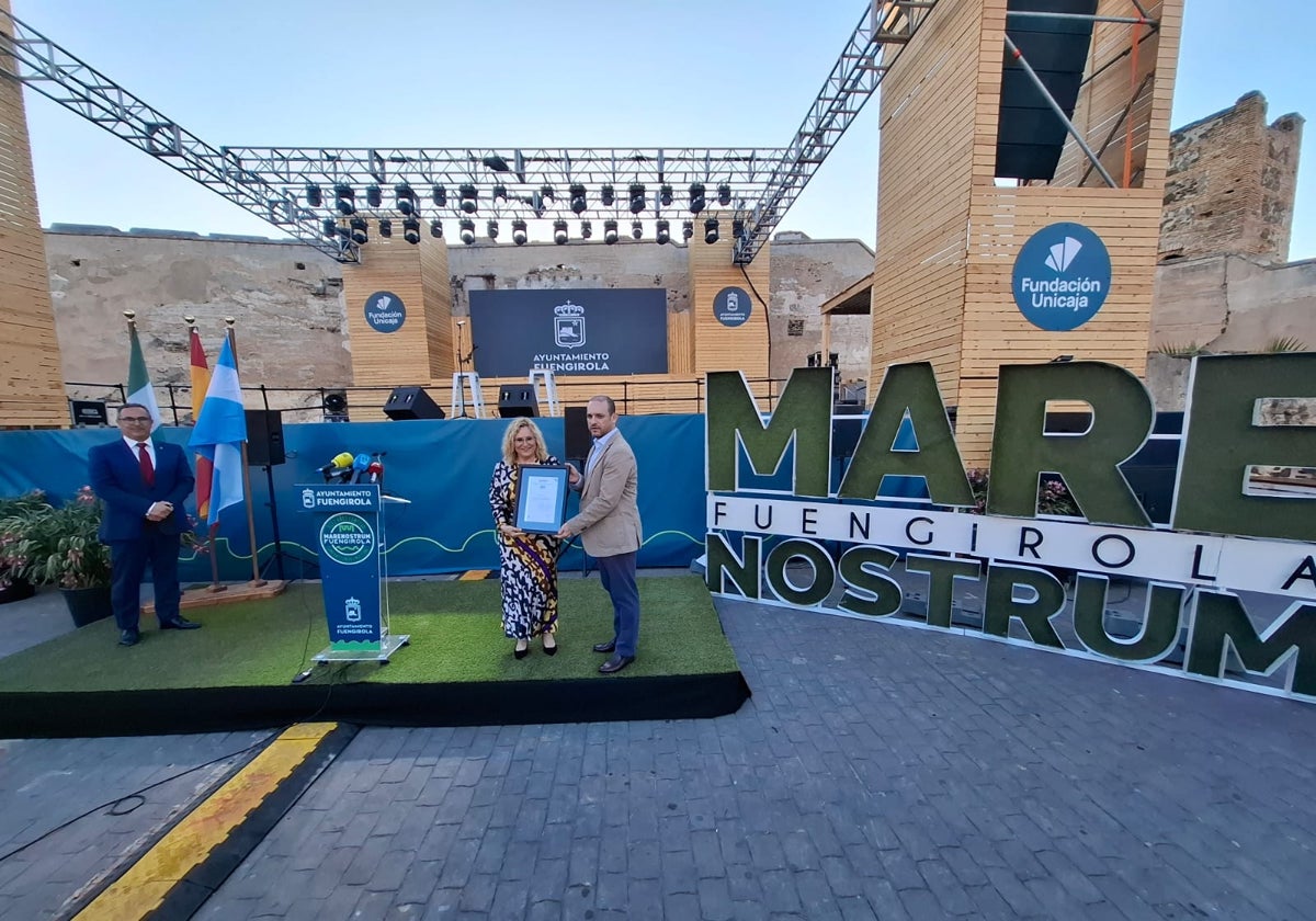 The head of Aenor in Andalucía presents the certification to the mayor at the tenth anniversary celebration.