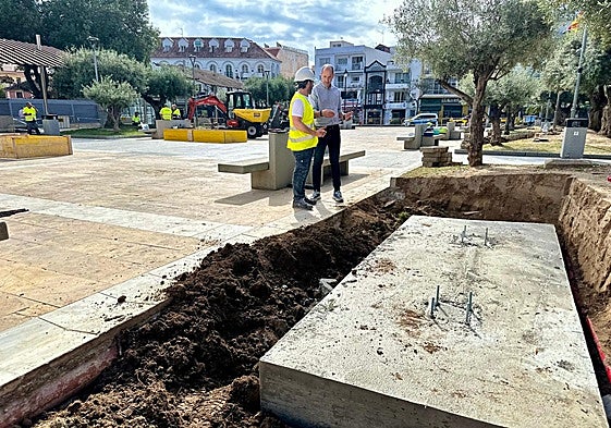 Pedestals installed in the Plaza de España.